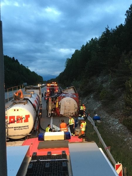 LKW Unfall A10 – Pumparbeiten (Bild 2)